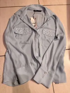 Zara スタッズ付きライトブルー長袖シャツ