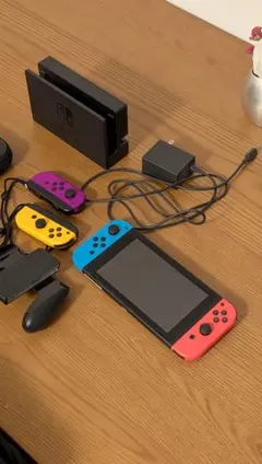 Nintendo Switch 本体 と Joycom紫・黄