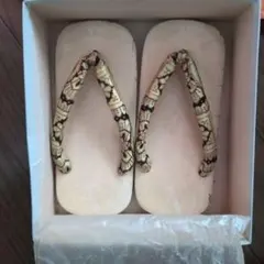 伝統的な草履 金色の帯付き