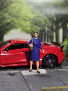 塗装品　1/64　フィギュア　帰宅途中の女性　ミニチュア　ミニカー　ジオラマ用