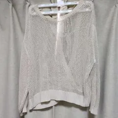 【レディース】背中に特徴のあるの白ニット