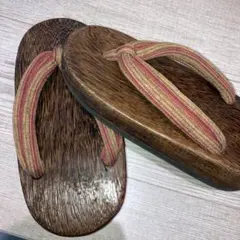 伝統的な木製下駄 茶色と赤のストライプ