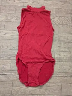 赤いハイネックレオタード