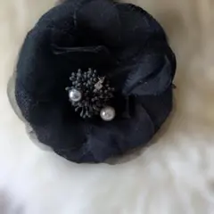 ブラック布製ブローチ・パール装飾