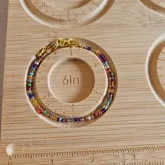カラフルビーズの円形ブレスレット