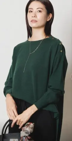 Elura 濃密なめらか肩ボタンプルオーバー