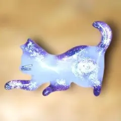 猫の形 レジンブローチ 紫と白