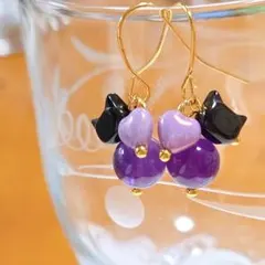 猫さんととアメジストとハートチェコビーズのピアス