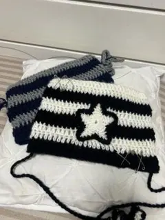 2枚ハンドメイドニット帽・ビーニー 黒白ストライプ 星モチーフ付き