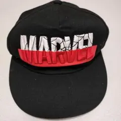 MARVEL 刺繍ロゴ キャップ ブラック/レッド