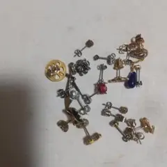 多様なデザインのピアス 片耳だけ20個