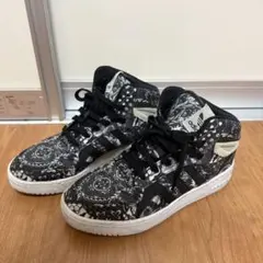 adidas ペイズリー スニーカー