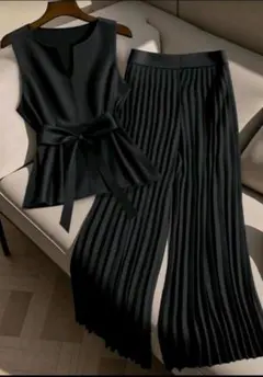 黒いプリーツパンツセットアップ
