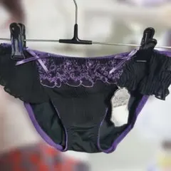 クロミ KUROMI 黒と紫のレース付きショーツ Mサイズのサムネイル