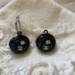CHANEL ココマーク カメリア ピアス ブラック（ノベルティ）片耳用のサムネイル