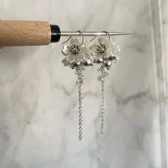桜 ピアス ホワイト ロング フックタイプ さくら 花 パール 春 チェコビーズ