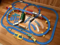 プラレール　まとめ売り　レイアウト　鉄橋　踏切　駅　トンネル　転車台　車両