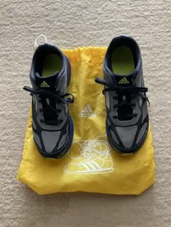 adidas スニーカー