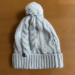 グレー ケーブル編み ニット帽 ポンポン付き