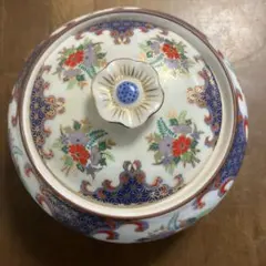 花柄の陶器製蓋付きボウル