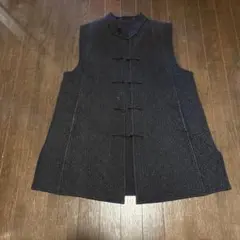 黒のノーカラーベスト