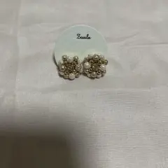 Zoule パール調フラワーモチーフピアスのサムネイル