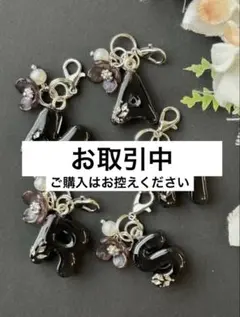 A ミニミニ イニシャルチャーム ブラック＆ラインストーン レジン