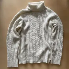 ホワイト ケーブル編み タートルネックニット