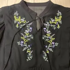 新品未使用　リリーブラウン　ブラック 花柄刺繍 長袖シャツ　美品