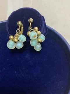 青色ビーズと金色ボールのイヤリング