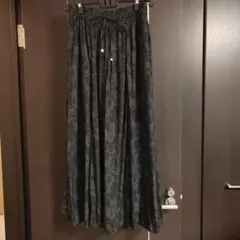 サラサラリラックスフレアワイドパンツ　ブラック手描き柄　M