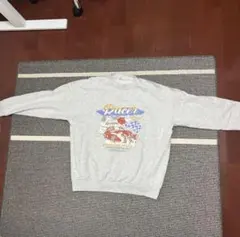 グレー プリント入り クルーネック トレーナー