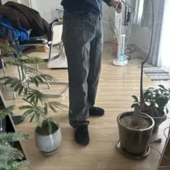 グレー ストレートジーンズ ダメージ加工