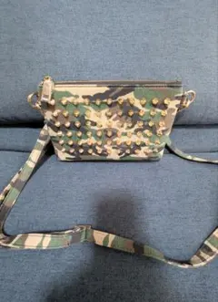 DIAVEL 迷彩柄スタッズショルダーバッグ