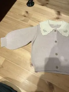 薄ピンク色の刺繍付きニットセーター
