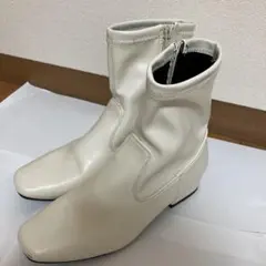 ショートブーツ白