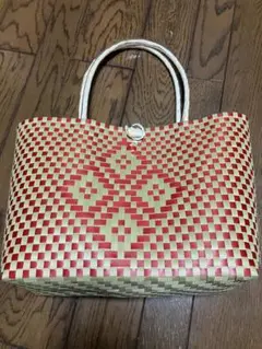 赤とベージュのかごバッグ