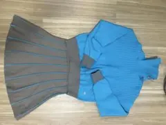 New balance ターコイズブルーセーターとグレージュスカート