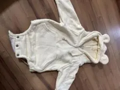 フード付きクリーム色ロンパース