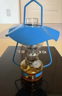 青いシェードのランタン　ランプ