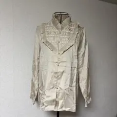フリル襟のクリーム色長袖シャツ