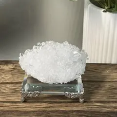 光庭の細咲き菊花｜菊花水晶クラスター（貴州省産／137g／ガラス台座つき） 光庭の細咲き菊花｜菊花水晶クラスター（貴州省産／137g／ガラス台座