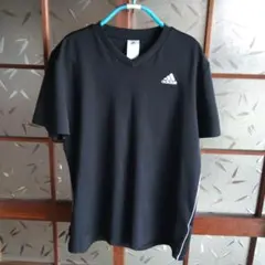 adidas ブラック Vネック Tシャツ