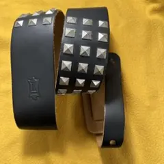 スタッズ付きブラックレザーギターストラップ