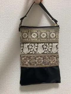 インド刺繍リボン　ポーチ　ネコ柄ハンドメイド