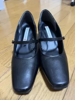 ブラック ストラップ付きパンプス 低ヒール