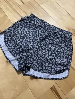 【ジムやランニングなど】GU 花柄ショートパンツ 黒•グレー　Mサイズ