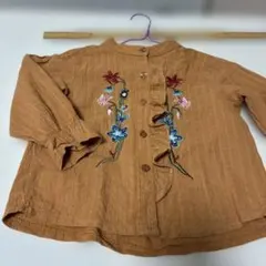 オレンジ色刺繍入りボタンアップシャツ