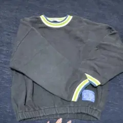 黒いトレーナー カラフルリブ付き