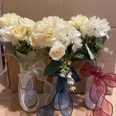 プラスティック花瓶と造花のサムネイル